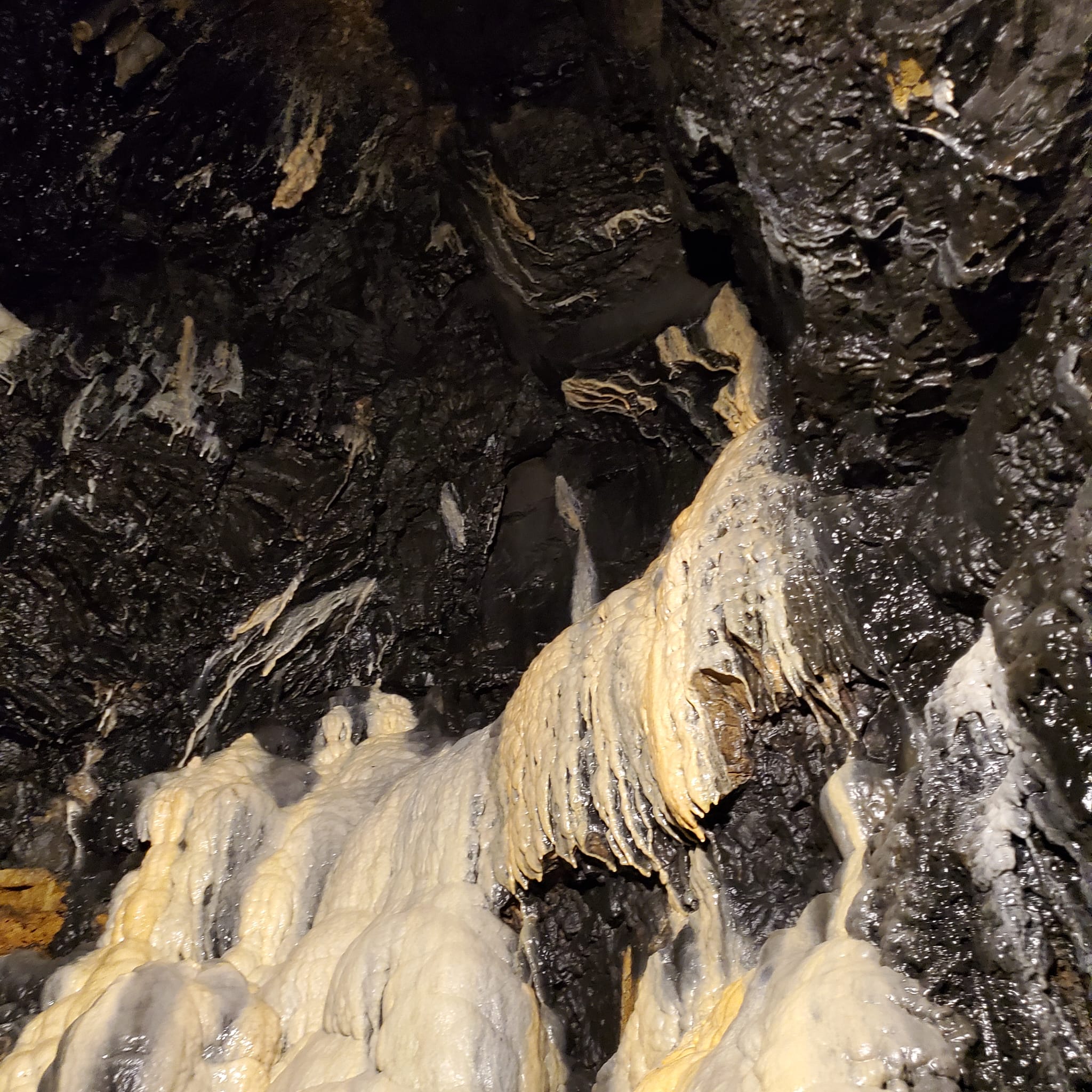 Lee más sobre el artículo Cueva del Hierro: un viaje a 2.600 años de minería e historia viva