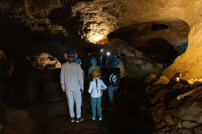 Lee más sobre el artículo Espeleología para principiantes: vive una aventura subterránea en Cueva del Hierro